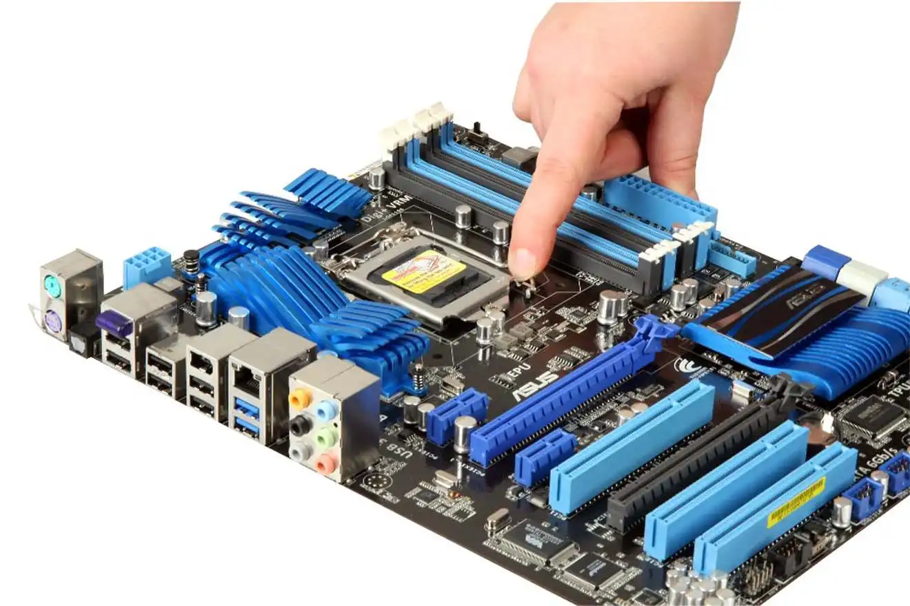 Замена материнской платы на компьютере в Можайске